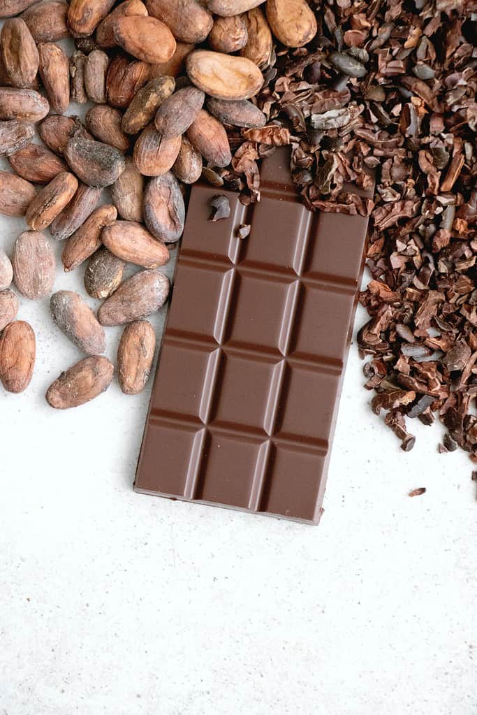 Des fèves de cacao et une tablette de chocolat
