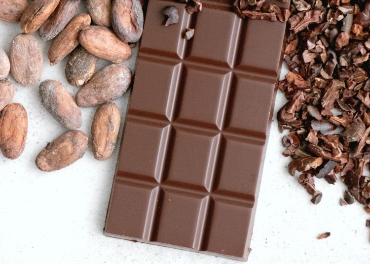 Des fèves de cacao et une tablette de chocolat