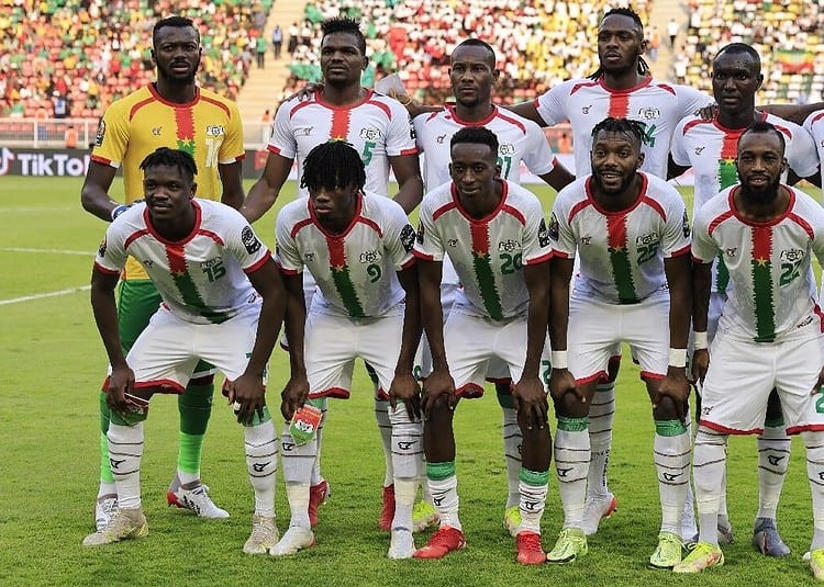 Soccer Football - Africa Cup of Nations - Group A - Cameroon v Burkina Faso - Olembe Stadium, Yaounde, Cameroon - January 9, 2022 Burkina Faso players pose for a team group photo before the match REUTERS/Thaier Al-Sudani