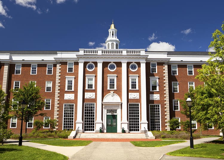Bâtiment de la Harvard Business School à Cambridge, Massachusetts, aux États-Unis.