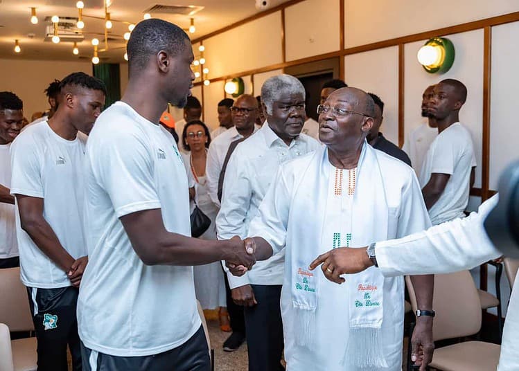 Le vice président de la Côte d'Ivoire, SEM Tiémoko Méylet Koné en visite chez les éléphants de Côte d'Ivoire