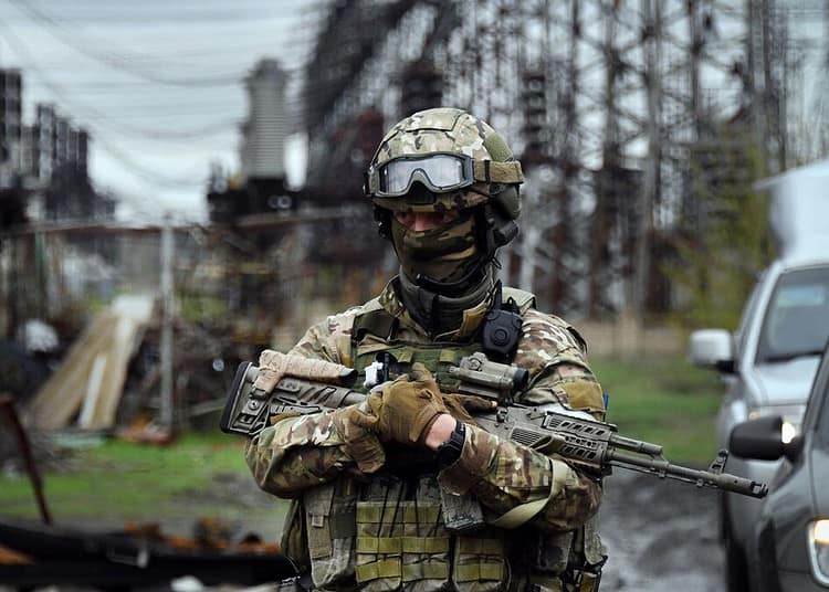 TOPSHOT - In this picture taken on April 13, 2022, a Russian soldier stands guard at the Luhansk power plant in the town of Shchastya. - *EDITOR'S NOTE: This picture was taken during a trip organized by the Russian military.* (Photo by Alexander NEMENOV / AFP)