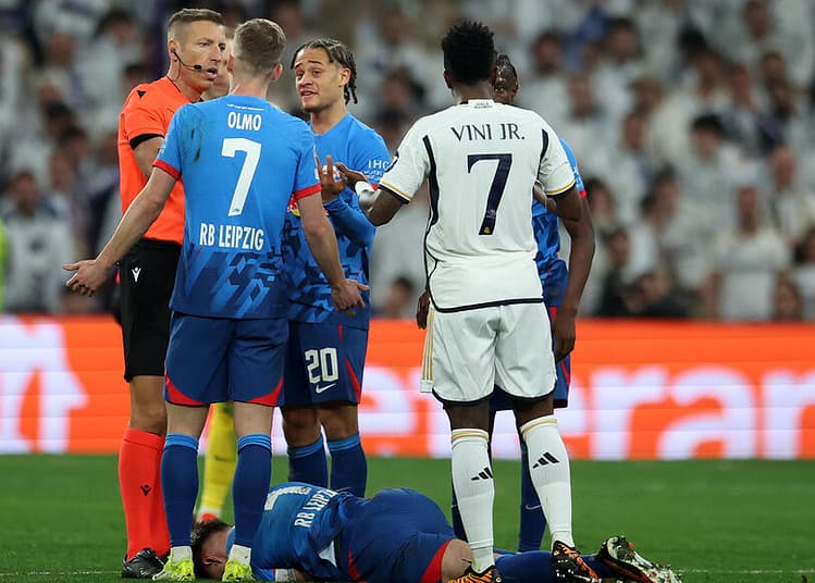 06 March 2024, Spain, Madrid: Soccer: Champions League, Real Madrid - RB Leipzig, knockout round, round of 16, second leg, Santiago Bernabeu. Leipzig's Willi Orban (bottom) lies on the ground after a scuffle with Real's Vinicius Junior (right). Leipzig's Dani Olmo (2nd from left) and Xavi Simons discuss with referee Davide Massa. Photo: Jan Woitas/dpa - Photo by Icon Sport