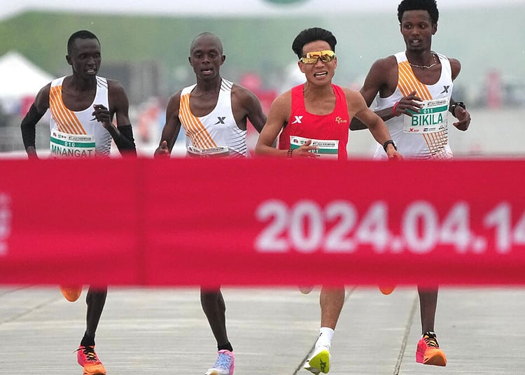 Chinese runner He Jie, Ethiopian Dejene Hailu Bikila and Kenyans Robert Keter and Willy Mnangat take part in a half-marathon in Beijing, China April 14, 2024. cnsphoto via REUTERS ATTENTION EDITORS - THIS IMAGE WAS PROVIDED BY A THIRD PARTY. CHINA OUT.