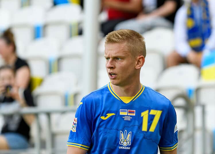 Lodz, Polen, 11.06.2022: Oleksandr Zinchenko (Ukraine) schaut waehrend des UEFA Nations League - League B Group 1 Spiels zwischen Ukraine vs Armenien im Stadion Miejski am 11. June 2022 in Lodz, Polen. (Foto von Oksana Vasylieva/Stanislav Vedmid/DeFodi Images) Lodz, Poland, 11.06.2022: Oleksandr Zinchenko (Ukraine) looks on during the UEFA Nations League - League B Group 1 match between Ukraine vs Armenien at Stadium Miejski on June 11, 2022 in Lodz, Poland. (Photo by Oksana Vasylieva/Stanislav Vedmid/DeFodi Images) - Photo by Icon sport