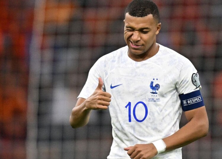 TOPSHOT - France's forward Kylian MbappÈ reacts during the Euro 2024 qualifying football match between the Netherlands and France at the Johan Cruijff ArenA in Amsterdam on October 13, 2023. (Photo by JOHN THYS / AFP)