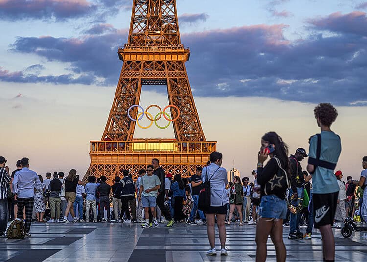 PARIS (75) 7 EME ARRONDISSEMENT. POUR LES JEUX OLYMPIQUES DE PARIS 2024, LES 5 ANNEAUX OLYMPIQUES SONT INSTALLES ENTRE LES 1ER ET 2EME ETAGES DE LA TOUR EIFFEL