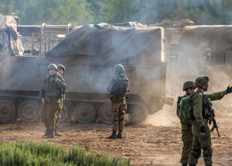 08 October 2023, Israel, Gaza: Israeli soldiers taking position along the Gaza border on the second day of the ongoing conflict between Israel and the Palestinian militant group Hamas. Photo: Ilia Yefimovich/dpa - Photo by Icon sport