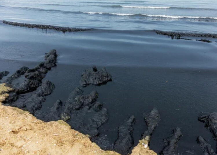 Déversement pétrolier à Bassam : l’État active l’urgence environnementale