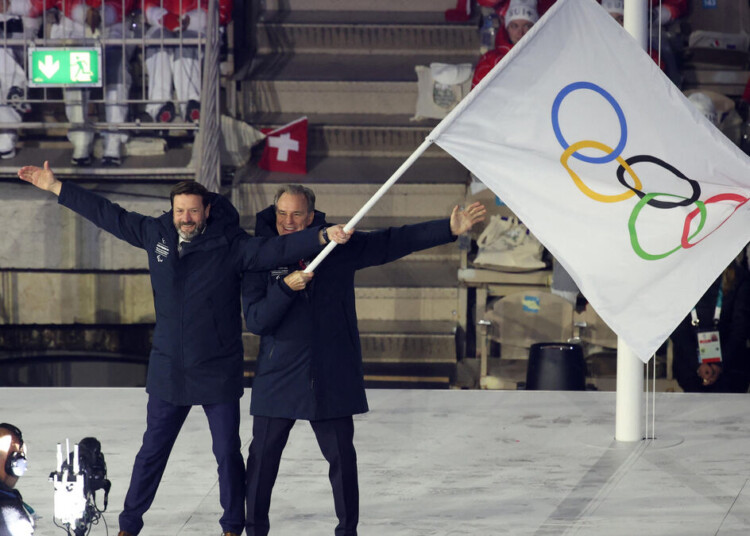Milano Cortina 2026 Olympics - Ceremonies - Closing Ceremony - Verona Olympic Arena, Verona, Italy - February 22, 2026. President of the Provence-Alpes-Cote d'Azur Region Renaud Muselier and President of the Auvergne-Rhone-Alpes Region Fabrice Pannekoucke wave the Olympic flag during the closing ceremony REUTERS/Leonhard Foeger