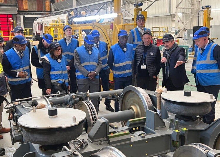 Métro d’Abidjan : Amadou Koné vérifie l’avancement de la production des rames à Valenciennes
