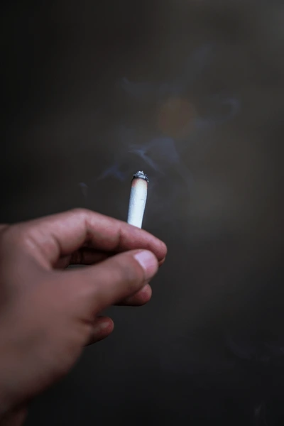 Un fumeur tenant une cigarette en bouche