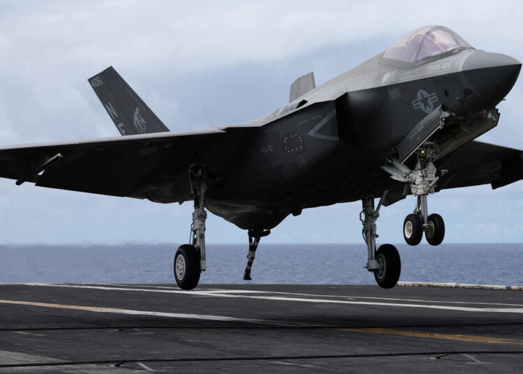 FILE PHOTO: An F-35 jet lands on the USS Carl Vinson aircraft carrier during the Rim of the Pacific (RIMPAC) military exercises about 100 miles south of Oahu, Hawaii, U.S. July 19, 2024. REUTERS/Marco Garcia/File Photo